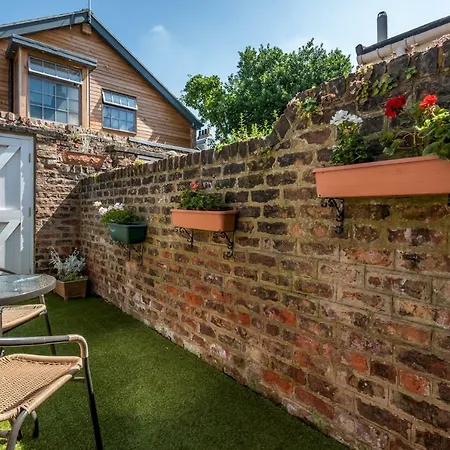 Cosy & Victorian House - Pass The Keys *