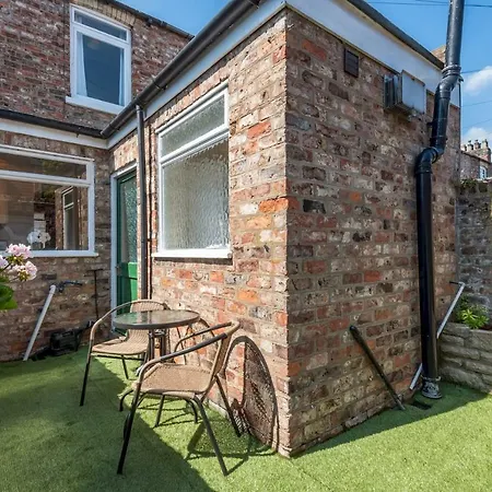 Cosy & Victorian House - Pass The Keys * York