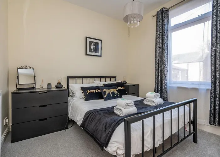 Holiday home Lockwood St Cosy Victorian House In With Parking Pass The Keys *