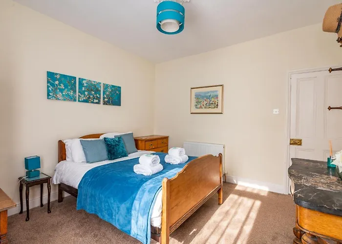 Lockwood St Cosy Victorian House In With Parking Pass The Keys Holiday home
