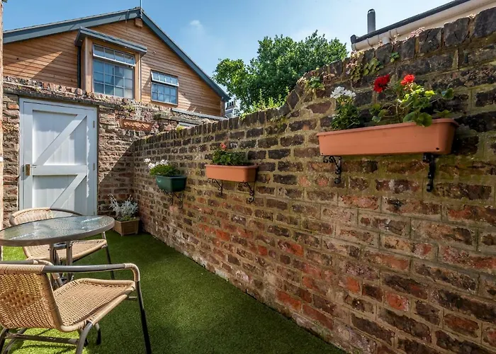 Lockwood St Cosy Victorian House In With Parking Pass The Keys *
