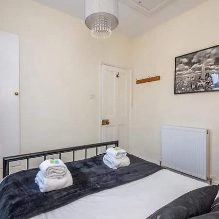 Lockwood St Cosy Victorian House In With Parking Pass The Keys